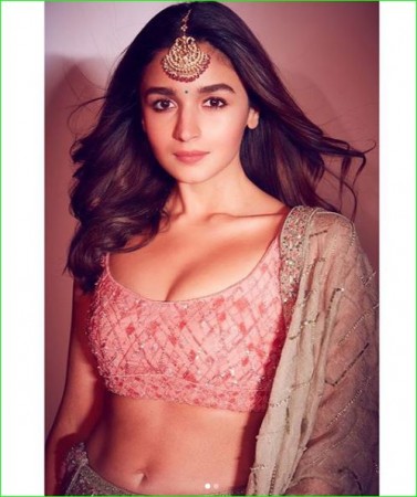 Alia Bhatt praises beauty of Anushka Sharma, see pics here