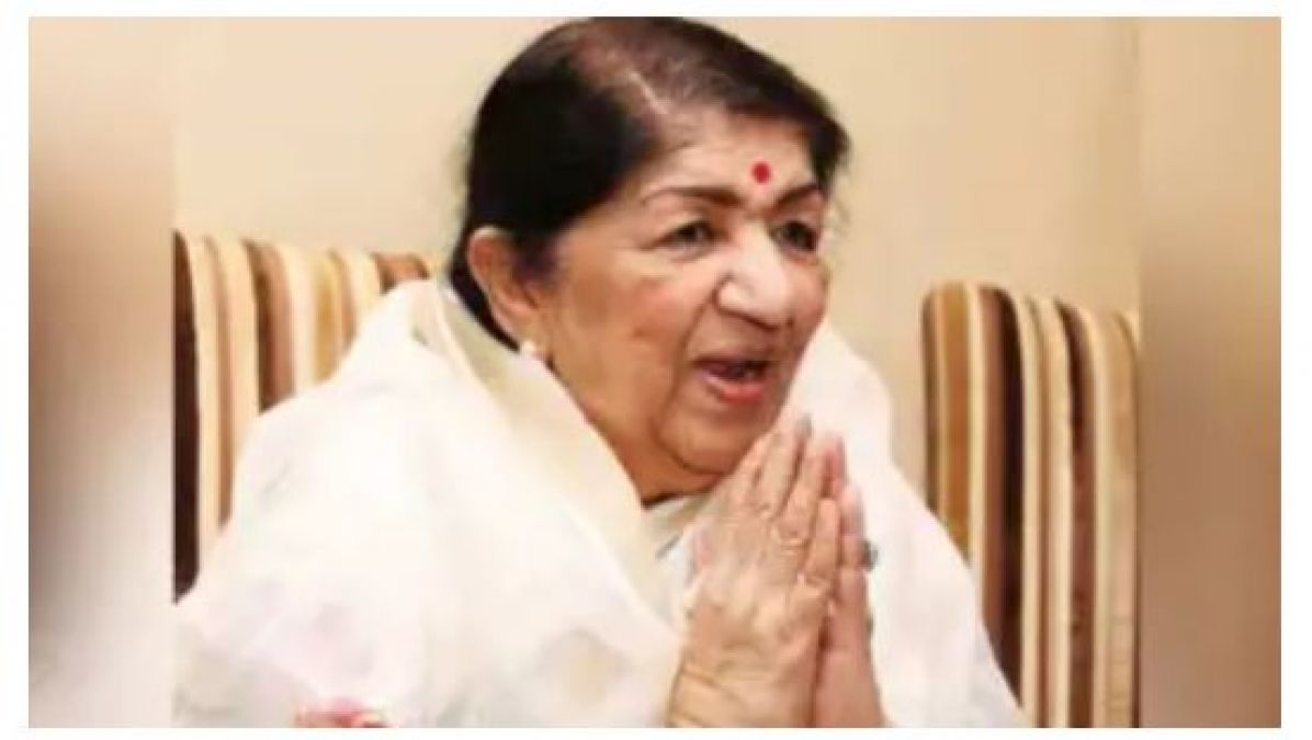 Asha Bhosle arrives to meet Lata Mangeshkar, comes out and tells how her health is