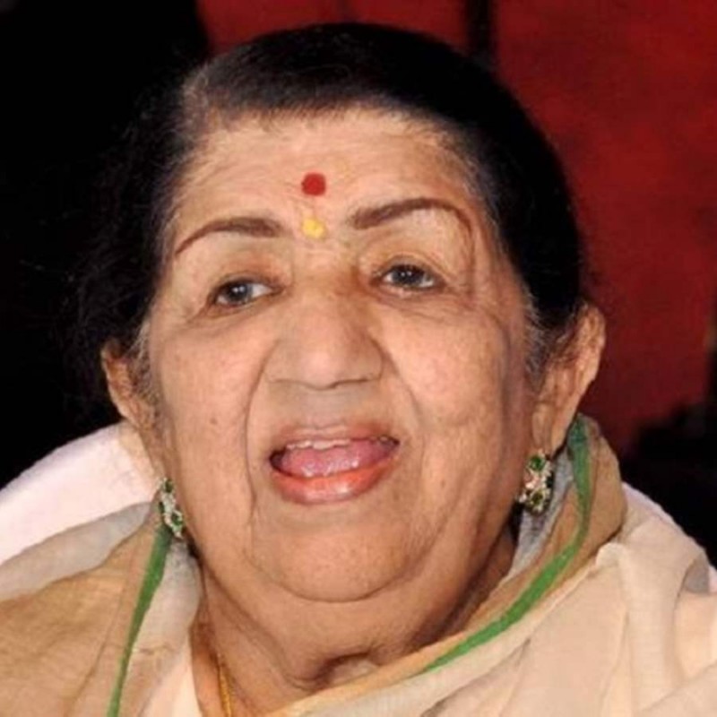 This famous star of Bollywood was crazy about Lata Mangeshkar's voice, used to do this to listen...