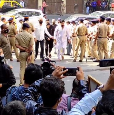 Crowd gathered outside Lata Mangeshkar's house for last glimpse, celebs coming continuously