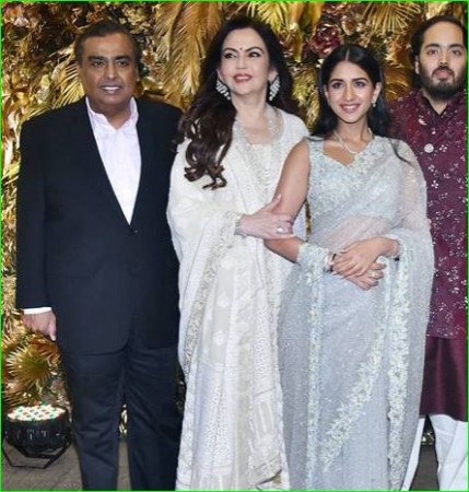 अरमान जैन की शादी के रिसेप्शन में बहुत खूबसूरत नजर आईं नीता अंबानी, बहु को दे दी मात