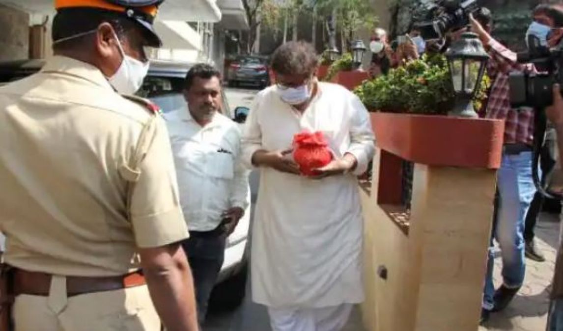 Nephew returns with Lata Mangeshkar's ashes, due to this, brother's family is performing all rituals