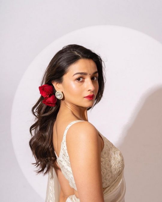 Alia shared heart-winning picture in white saree with red rose on hair