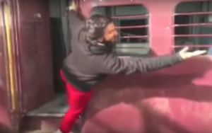 'पद्मावती' अटकी: ट्रेन से गिरे रणवीर, हुए गंभीर घायल.....Watch Video