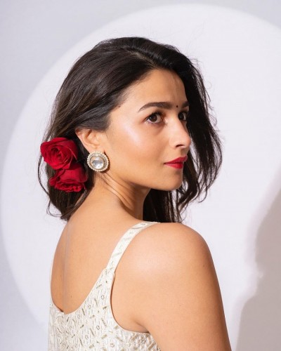 Alia shared heart-winning picture in white saree with red rose on hair