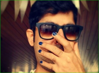 The famous lyricist trolled for applying nail paints, replies 'My hands are beautiful'