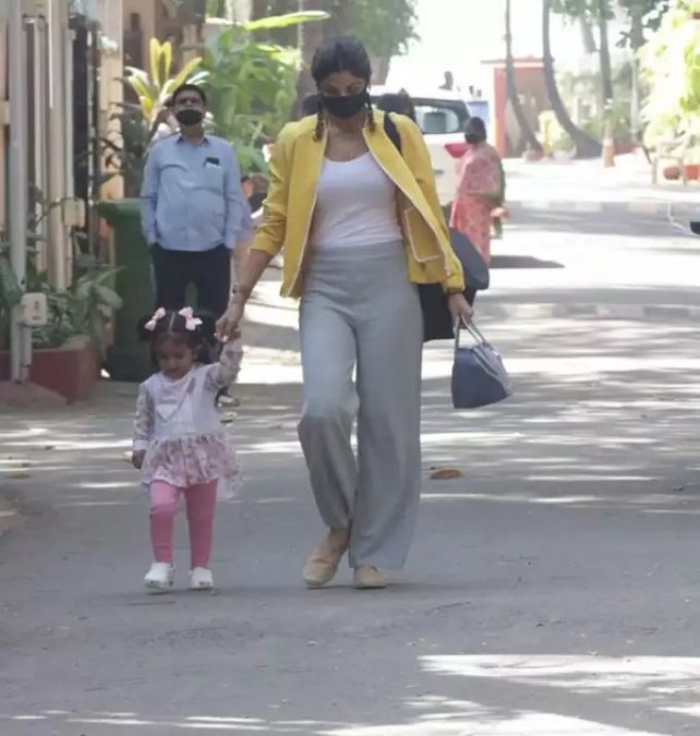 Shilpa Shetty spotted on the streets with daughter Samisha