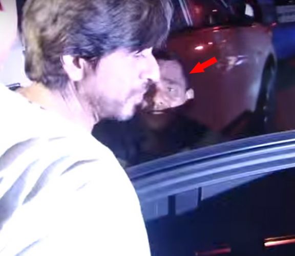 SRK का भिखारी ने रोका रास्ता तो आगे क्या हुआ जरा देखिये.....