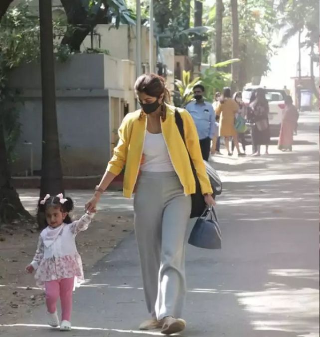 Shilpa Shetty spotted on the streets with daughter Samisha
