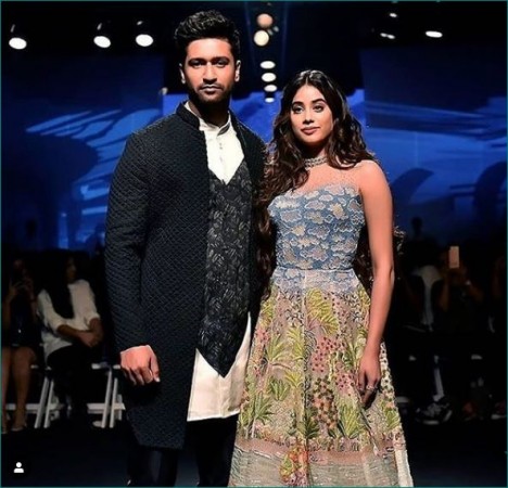 Vicky Kaushal and Janhvi Kapoor appears in this style on the first day of Lakme Fashion Week
