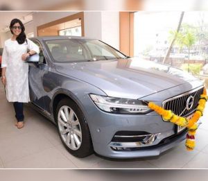 आमिर की ऑनस्क्रीन Wife ने खरीदी बेशकीमती Car