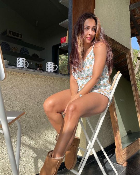 Malaika sets internet on fire by sharing pictures in a floral short dress