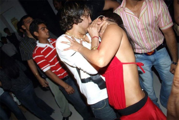 Happy Kiss Day : ऋतिक-सुजैन, अमिताभ-जया जब लिपलॉक करते दिखे ये स्टार्स...