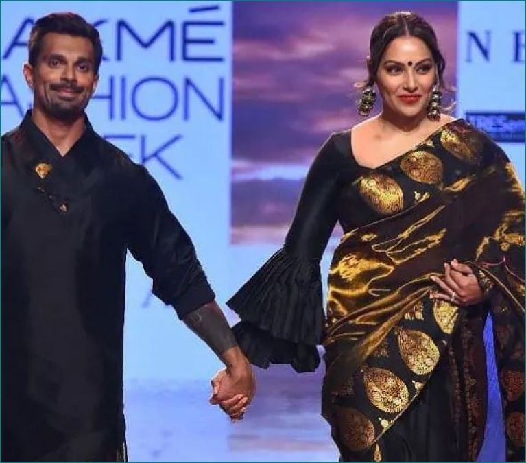 Bipasha Basu walks on ramp with her husband in Lakme Fashion Week