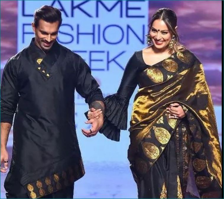 Bipasha Basu walks on ramp with her husband in Lakme Fashion Week