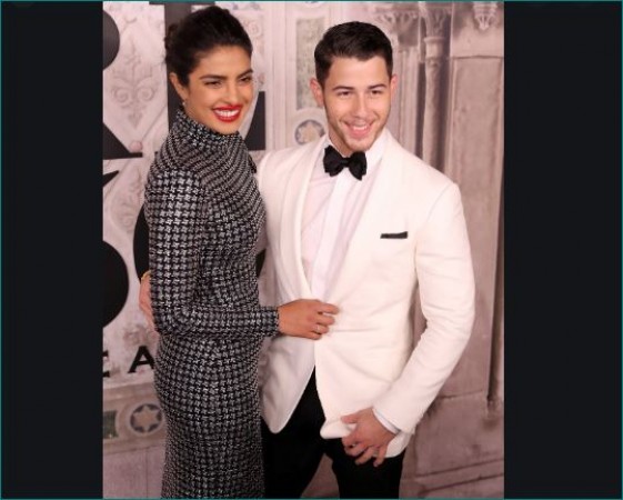 Priyanka and Nick dance heavily on 'Aankh Mare', Video going viral