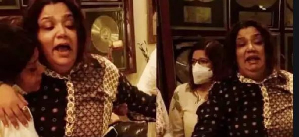 Daughter Rema saddened by father Bappi's demise, crying bitterly