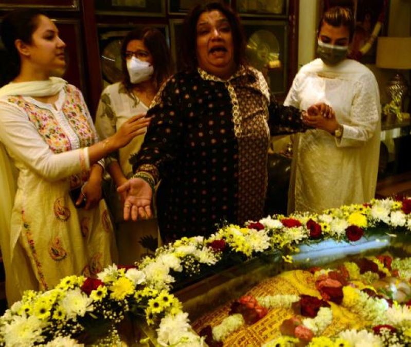 Daughter Rema saddened by father Bappi's demise, crying bitterly