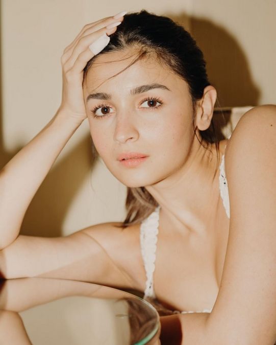 Alia Bhatt got her photoshoot done in the bathroom, fans went crazy.