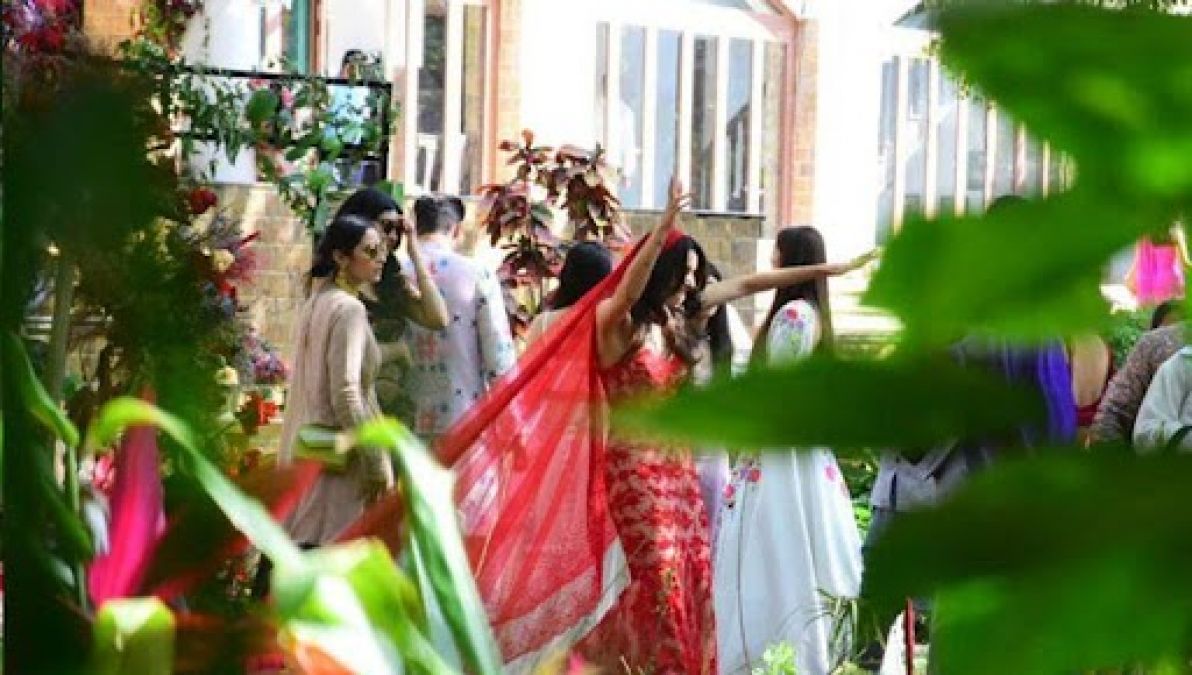 सामने आई फरहान अख्तर की शादी की अनदेखी तस्वीरें, ख़ुशी से नाचते दिखीं शिबानी
