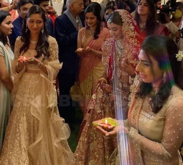 Aishwarya-Aaradhya robbed gathering at Anmol Ambani's wedding