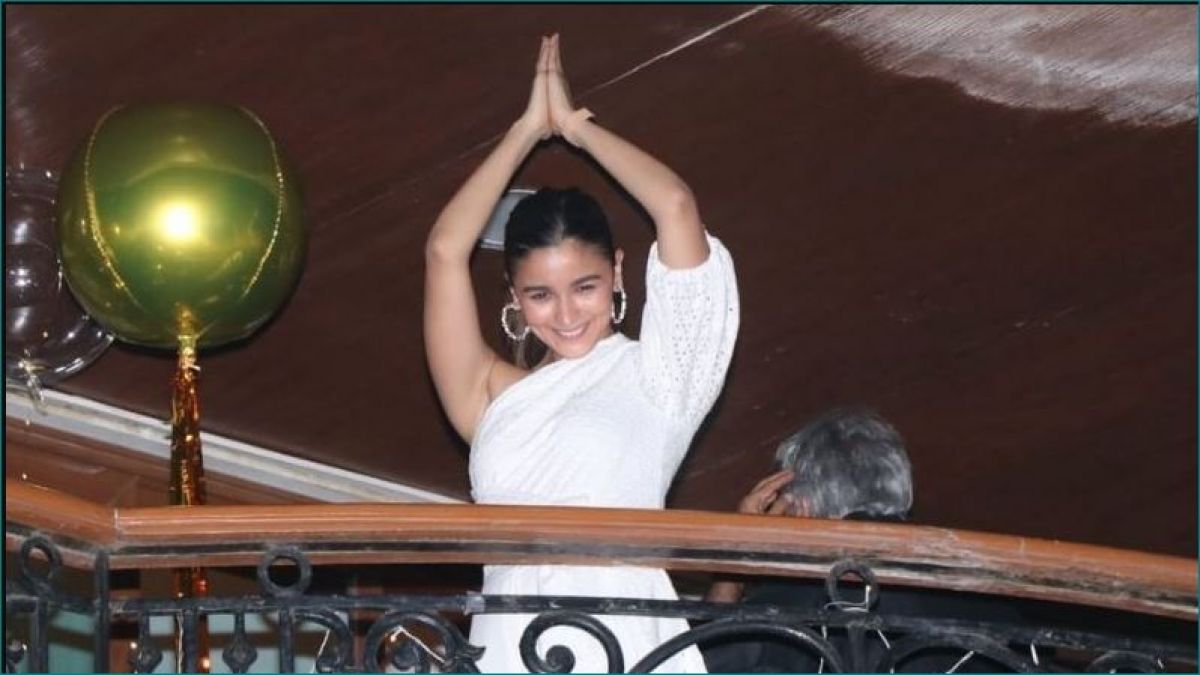 Alia Bhatt does 'Gangubai Kathiawadi' style Namaste at Sanjay Leela Bhansali's birthday party