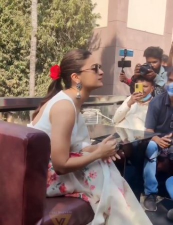 Alia did the promotion of Gangubai in the open bus.