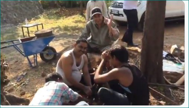 Video: Dharmendra enjoying working with laborers at farmhouse