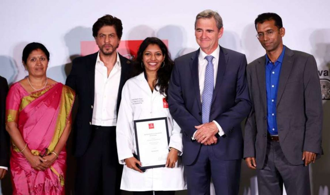 This student got the first scholarship started in the name of Shahrukh Khan