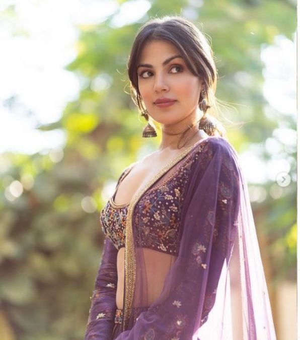 Rhea Chakraborty all set to make a comeback in Bollywood, looks stunning in a purple lehenga