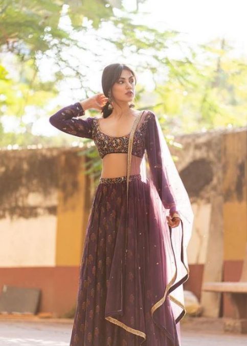 Rhea Chakraborty all set to make a comeback in Bollywood, looks stunning in a purple lehenga