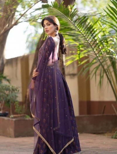 Rhea Chakraborty all set to make a comeback in Bollywood, looks stunning in a purple lehenga