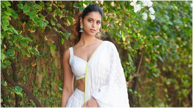 Sometimes in red and sometimes in white sari, Suhana added a touch of beauty