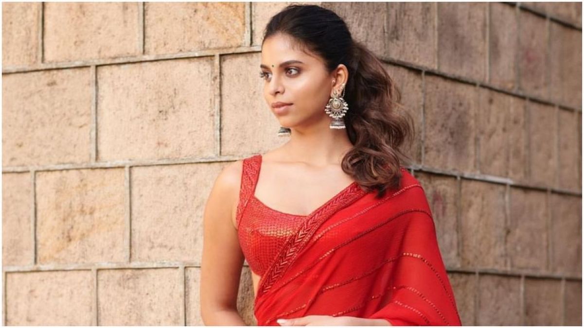 Sometimes in red and sometimes in white sari, Suhana added a touch of beauty