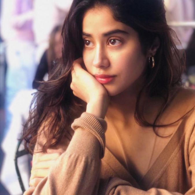 Janhvi Kapoor asks paparazzi 