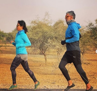मिलिंद ने पत्नी Ankita संग लगाई 110 Km की दौड़