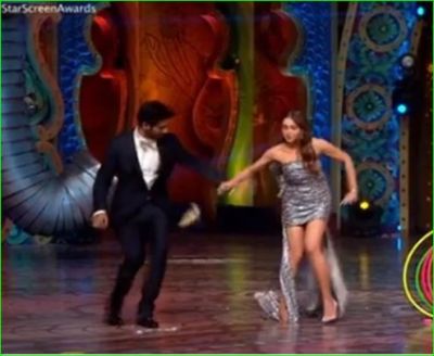 Video: Kartik Aaryan helped Sara Ali Khan on the stage