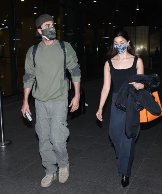 This famous Bollywood couple returns to Mumbai after celebrating New Year
