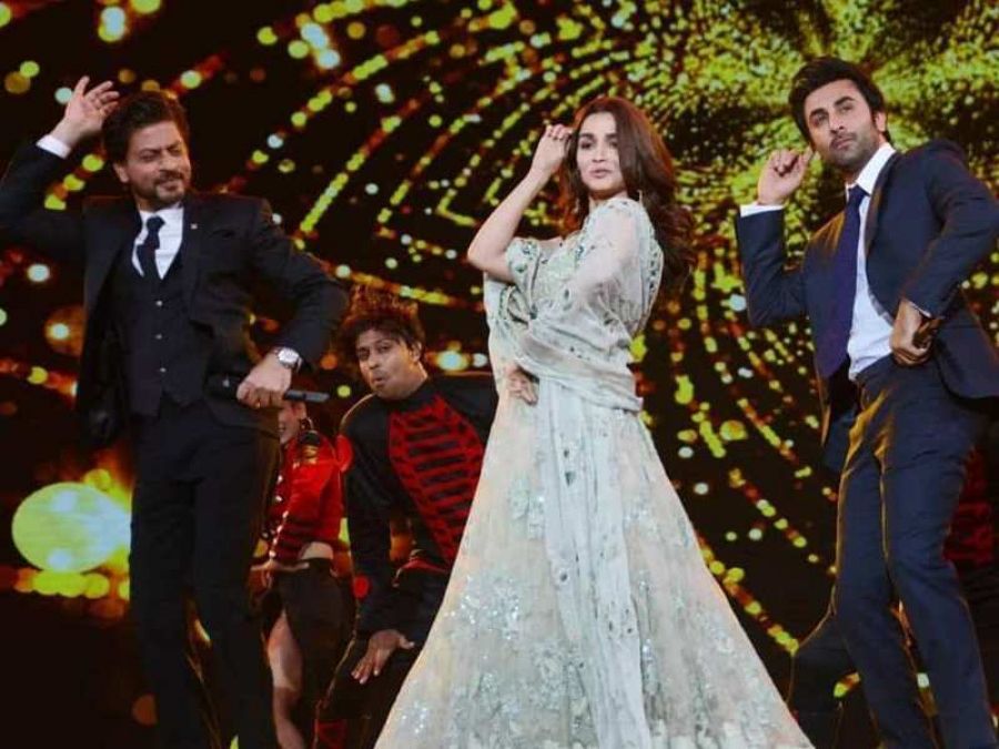 Alia Bhatt dances with Ranbir Kapoor and Shahrukh Khan, Video goes viral