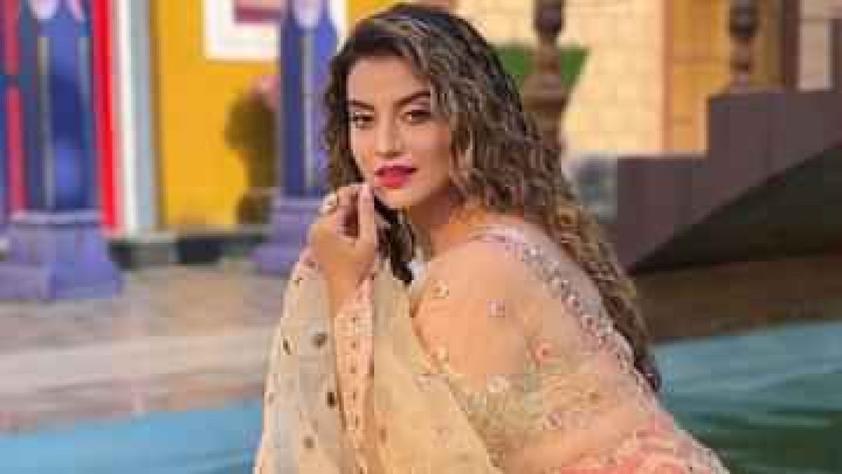 Bhojpuri queen Akshara Singh to make entry in Bollywood