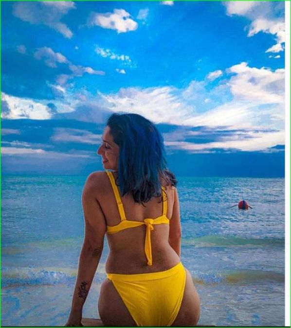 Neha Bhasin's bikini photos break internet, see pics here