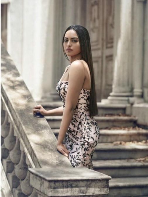 Sonakshi Sinha shares her sexy picture on social media