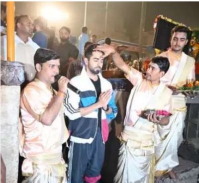 This actor reaches Mahaarti at Ganga Ghat