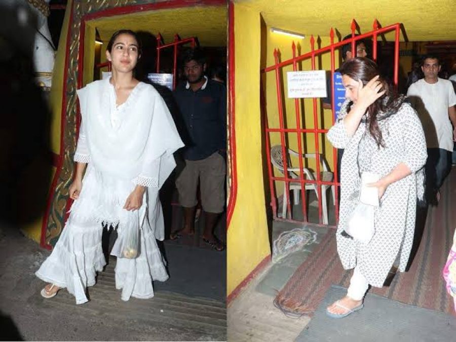 Sara Ali Khan visits temple with mother Amrita Singh, see photos