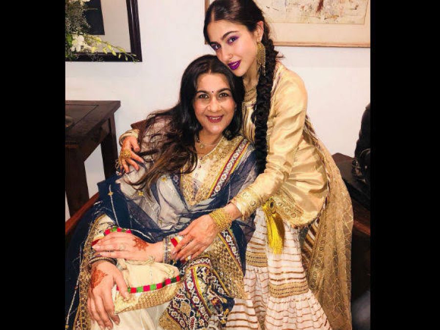 Sara Ali Khan visits temple with mother Amrita Singh, see photos