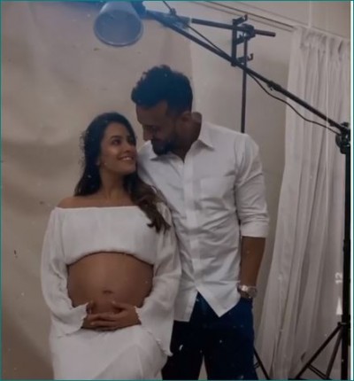 See Photos: Anita Hassanandani flaunting baby bump poses with her hubby