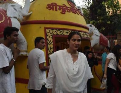 Sara Ali Khan visits temple with mother Amrita Singh, see photos