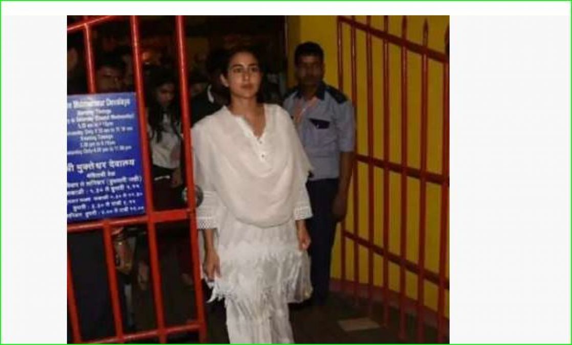 Sara Ali Khan spotted at a temple with mother Amrita Singh, trollers said- 