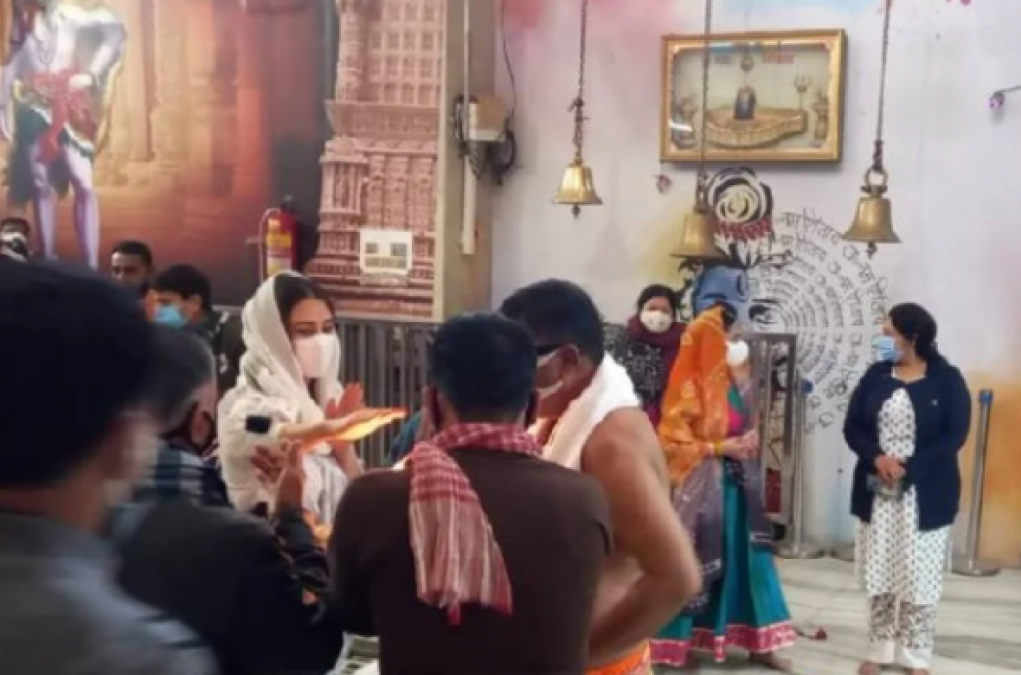 Sara Ali Khan reaches Mahakal temple once again while shooting for her film