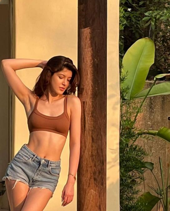 Shanaya Kapoor's bold pictures in short dress, make fans crazy